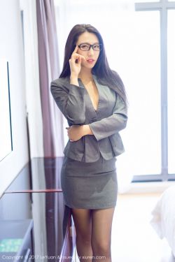 上面一边亲下一边面膜是什么材质